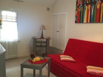 Pièce de couchage avec un canapé lit et mini cabinet de toilette neuf pour un verre d'eau-parade si clients habitués aux insomnies