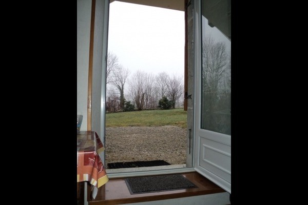 Accès direct espace de jeux clos et salon de jardin.