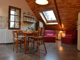 Pièce de vie avec avec une grande hauteurs sous plafond (cuisine, séjour, salon)