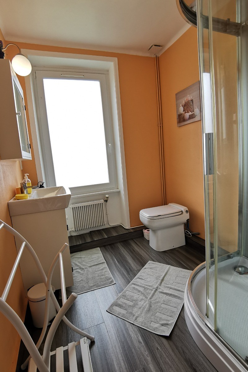 salle d'eau avec WC et grande douche à l'étage