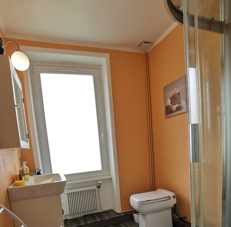 salle d'eau avec WC et grande douche à l'étage