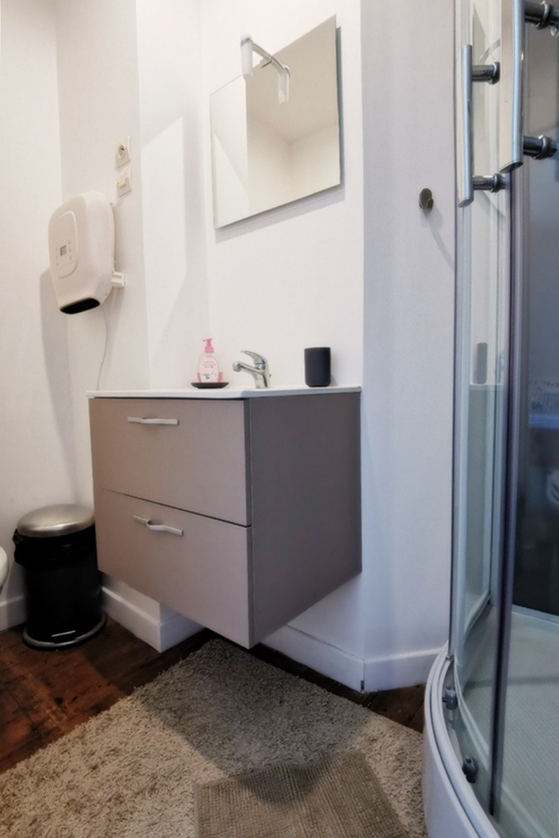 Salle d'eau avec WC privative et communicante à chaque chambre