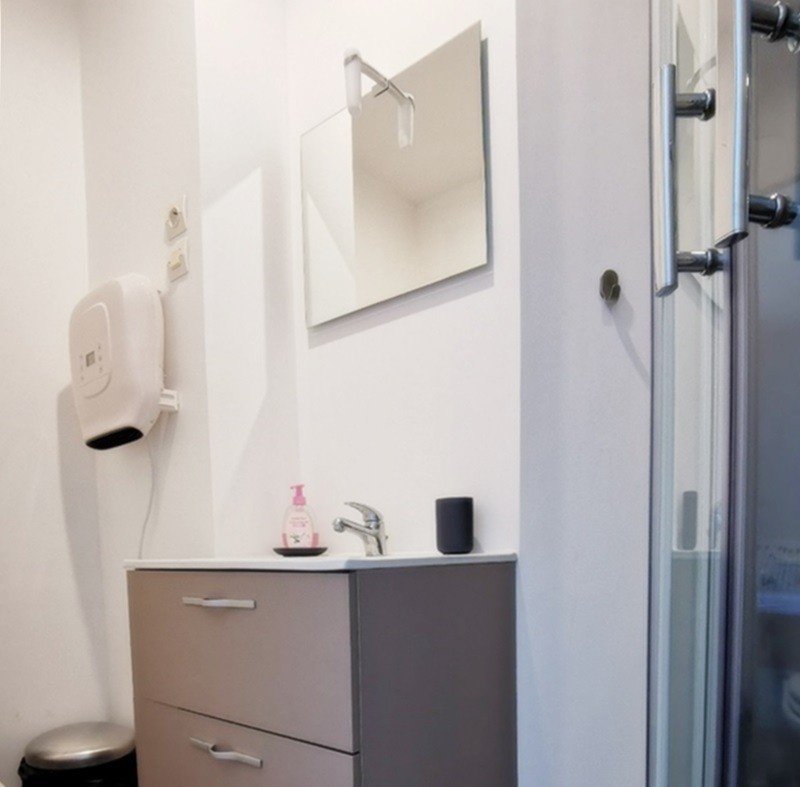 Salle d'eau avec WC privative et communicante à chaque chambre