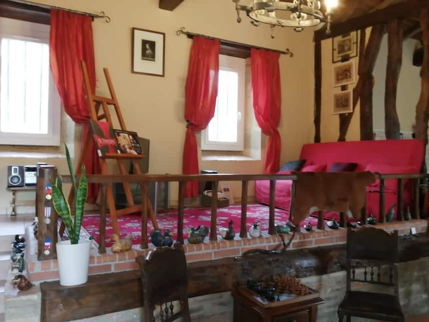 Le salon templier avec télévision et chaine hifi. Collection d'échiquiers - Sabaillan - Suite Templière 4* - piscine, sauna & vue Pyrénées, dans le Gers