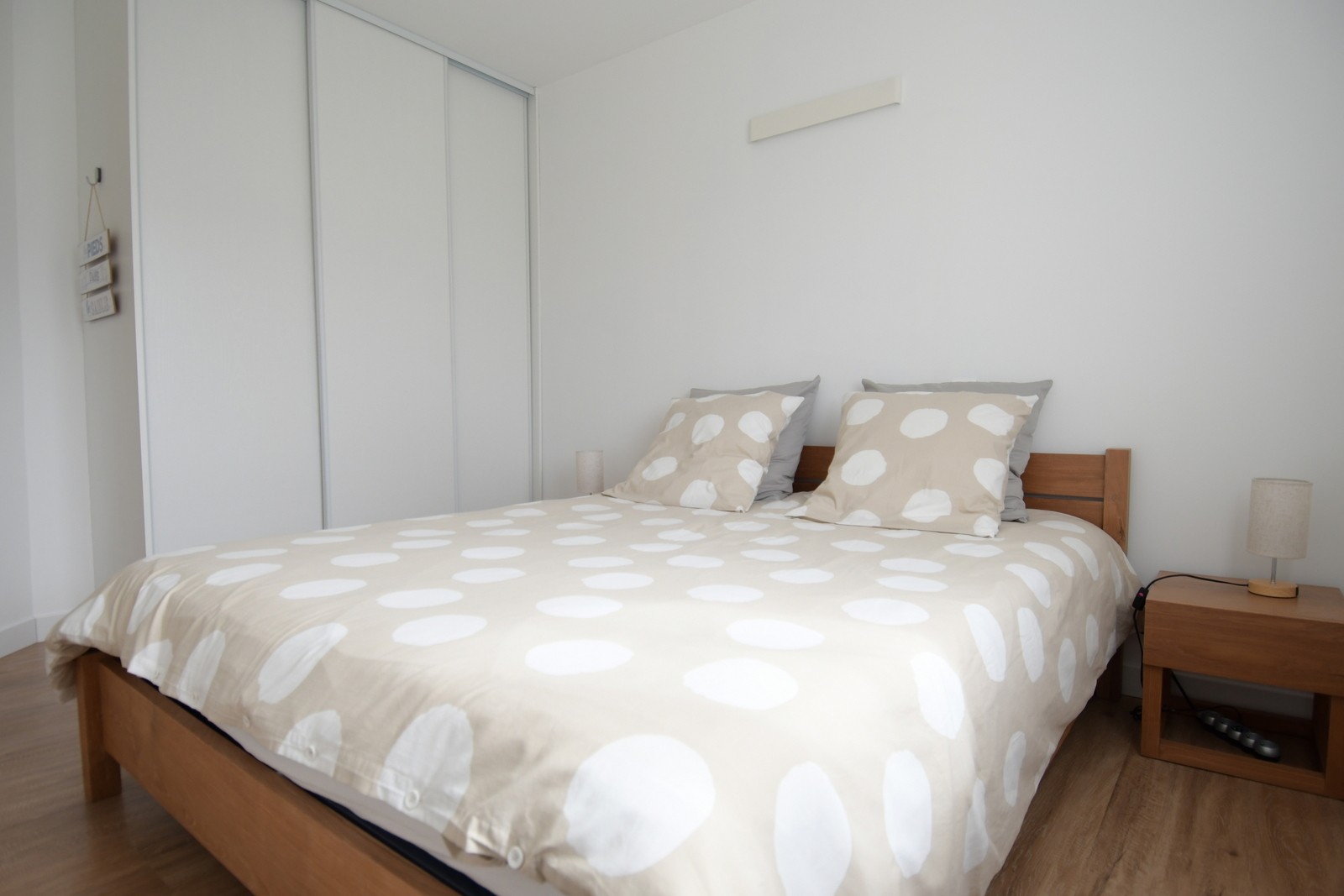 chambre 1 avec lit 160 et dressing étagères, penderie