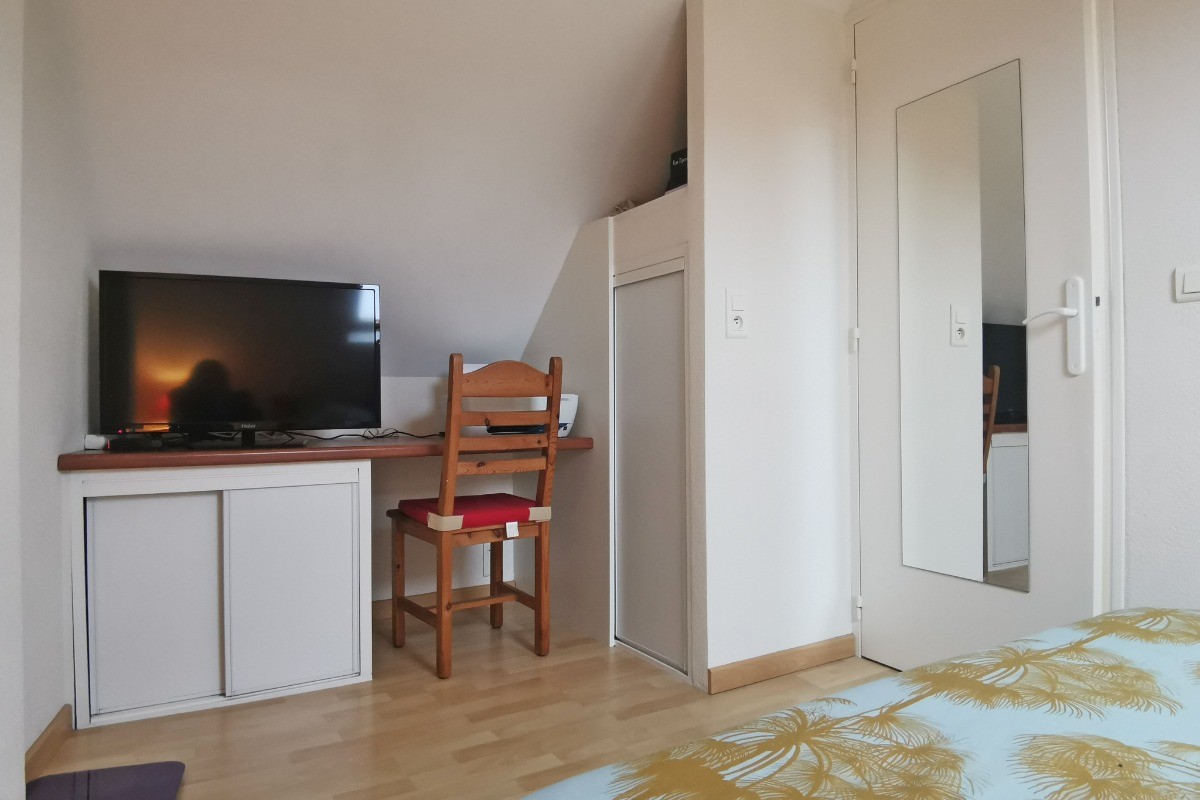 Chambre avec placard penderie et TV (d'autres placards de rangement dans le couloir accès étage)