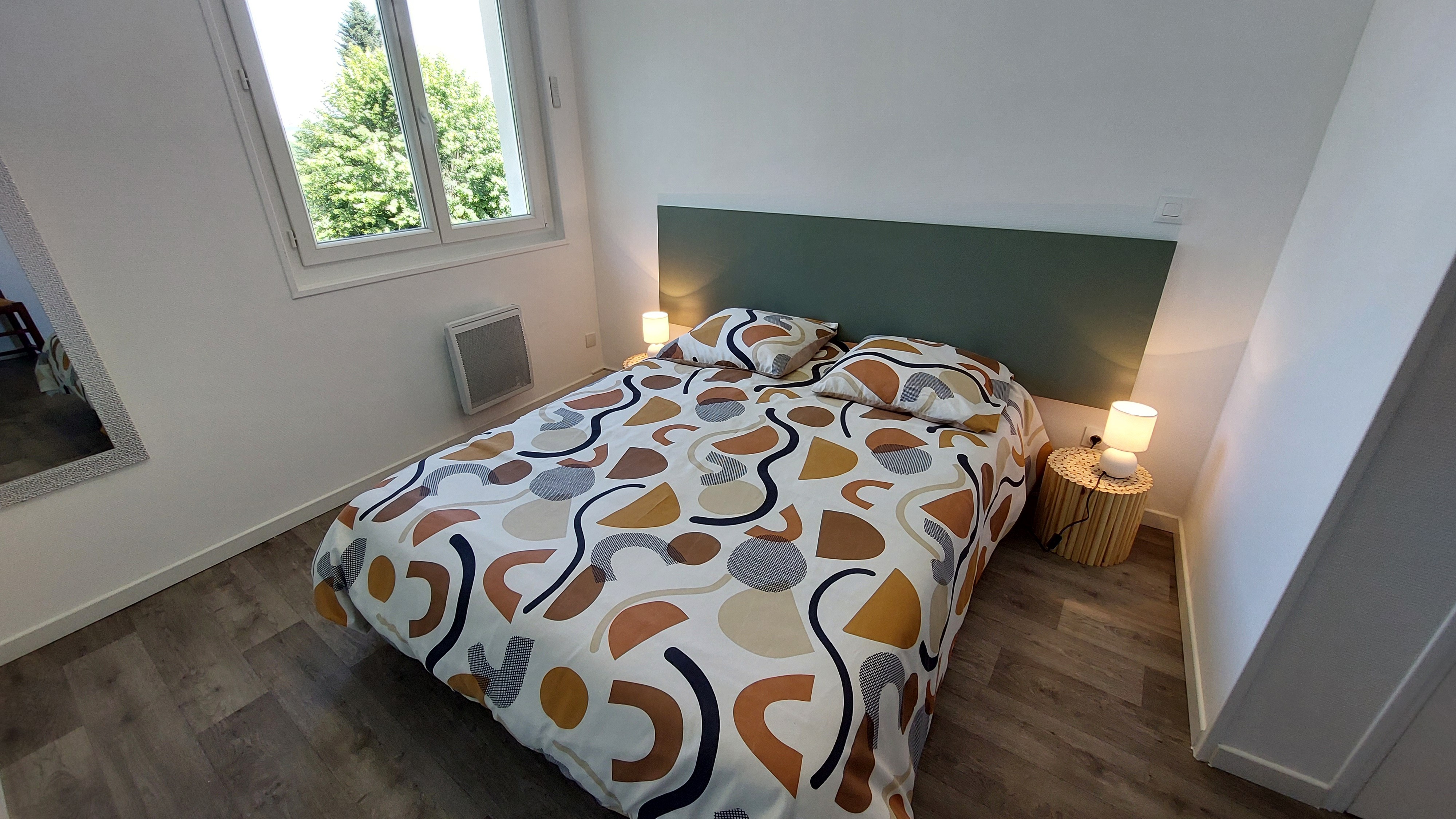 Chambre avec lit double du gîte Jonquille à Saint-Gérons