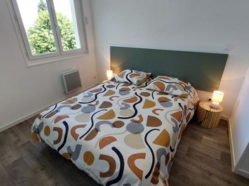 Chambre avec lit double du gîte Jonquille à Saint-Gérons