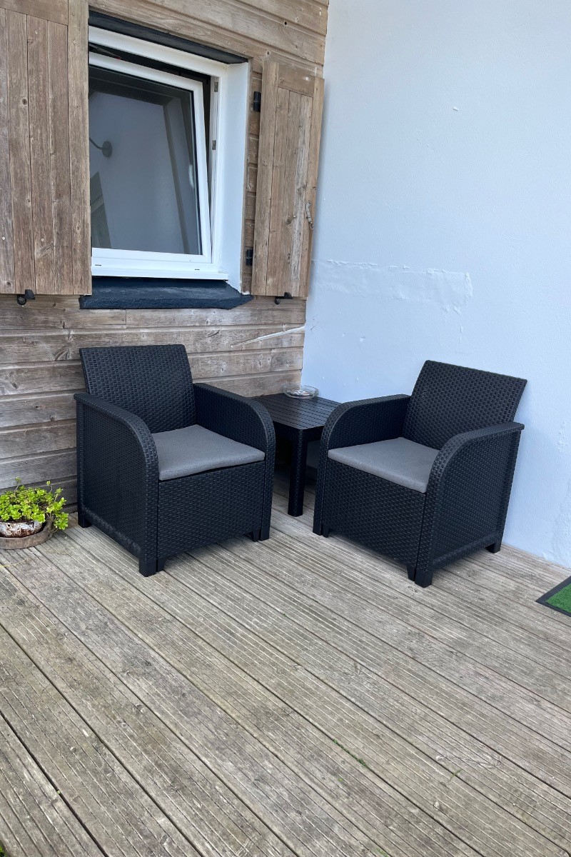 Petit salon sous la terrasse couverte