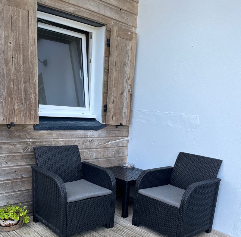 Petit salon sous la terrasse couverte