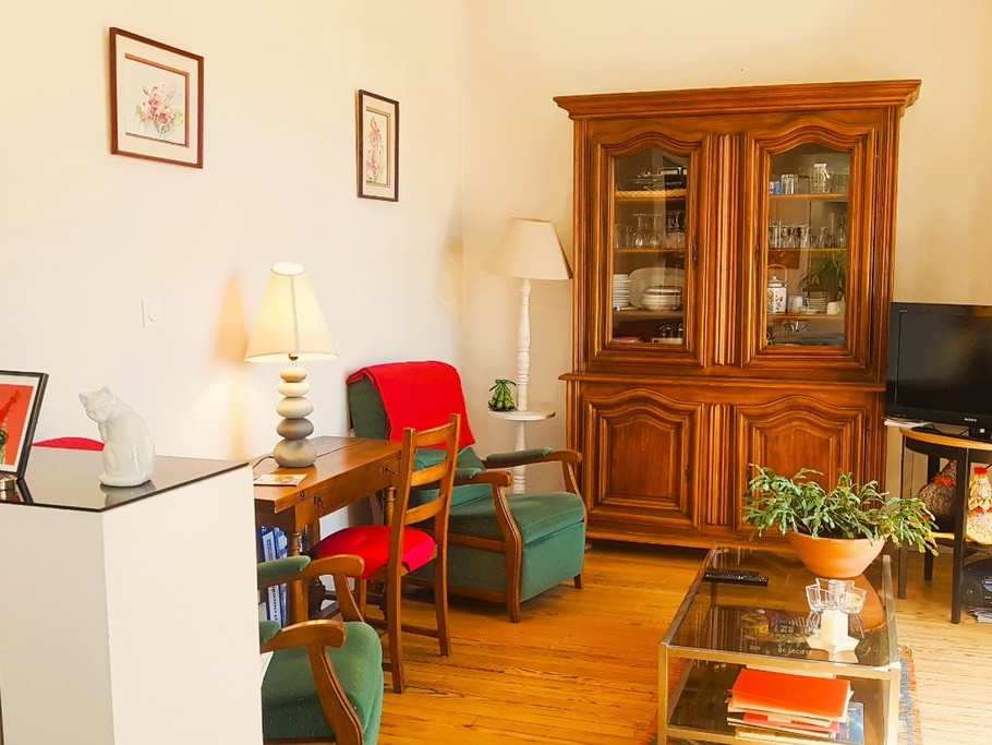 Salon avec TV ouvrant sur le balcon