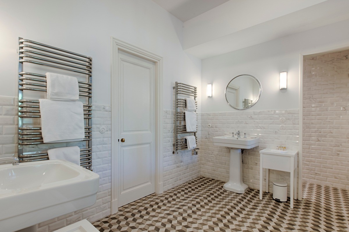 La salle de bain avec double Lavabo, douche a l'italienne et toilettes séparées.