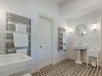 La salle de bain avec double Lavabo, douche a l'italienne et toilettes séparées.