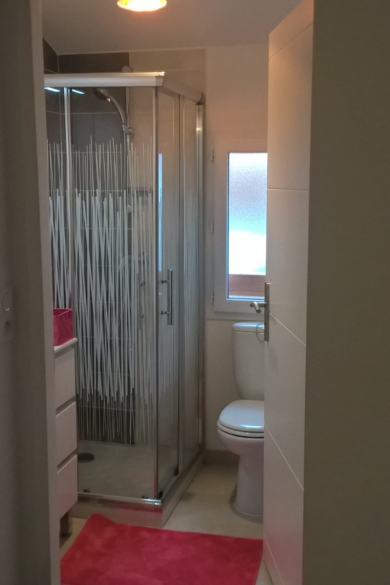 Salle de douche à l'étage
