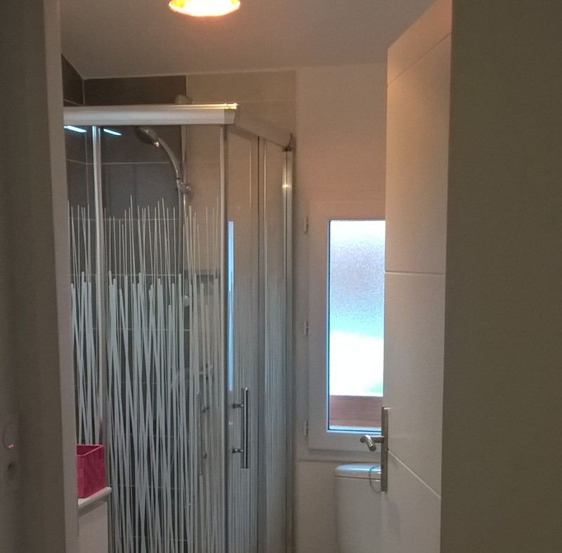 Salle de douche à l'étage