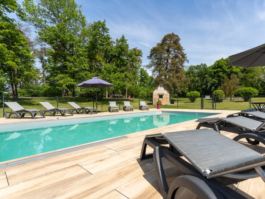 Espace détente dans le parc
Grande piscine chauffée de 10 m X 5 m (profondeur 1,5 m)
Bains de soleil.....