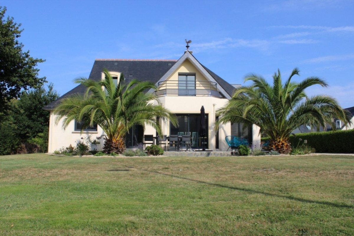 Extérieur de la maison avec grand jardin de 650 m² clos