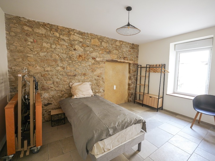 Chambre 1 - LIN - PMR (possibilité d'un lit médicalisé sur demande) et Salle d'Eau attenante avec Toilette - Grand Loggia