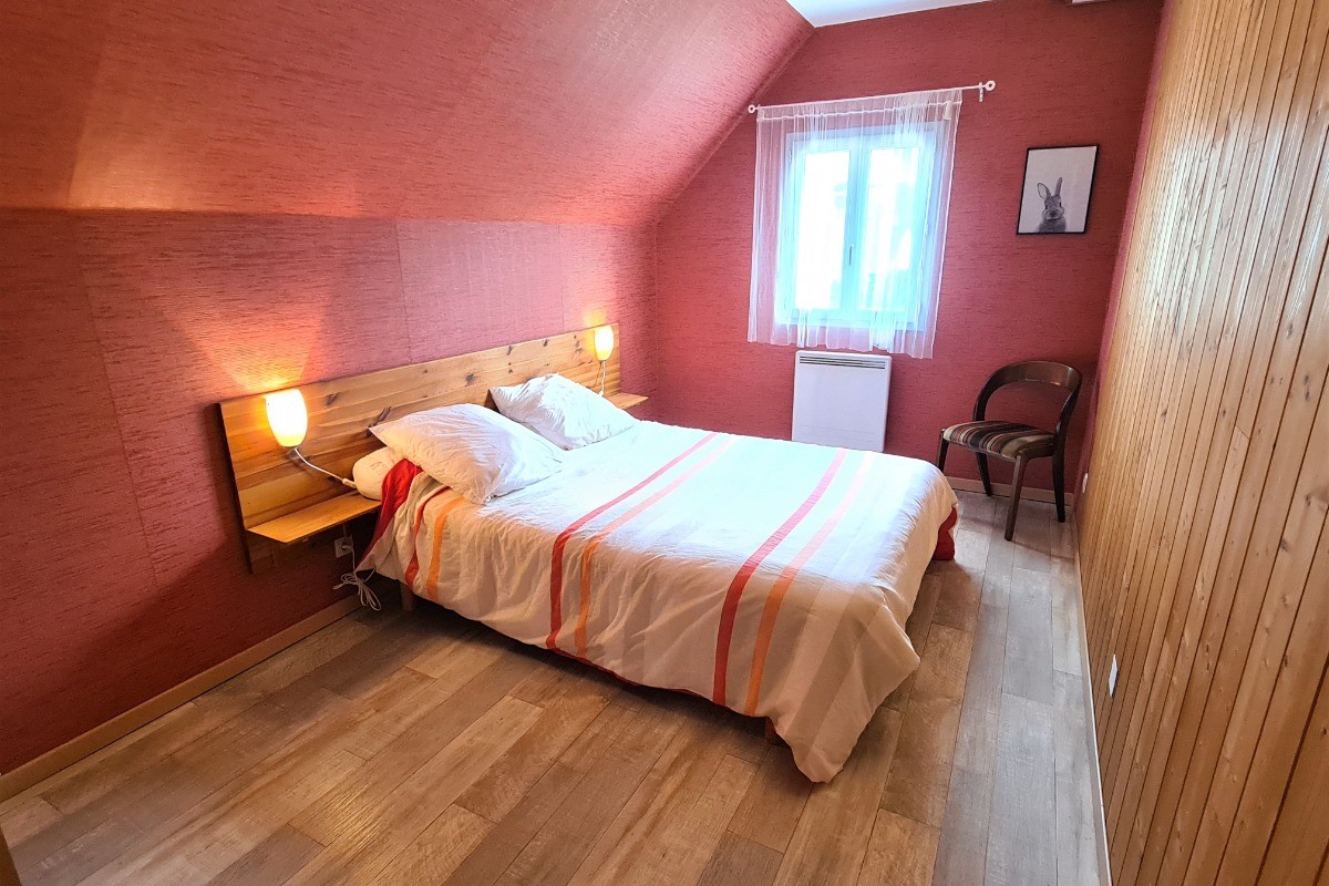 Grande chambre à l'étage lit 140x190