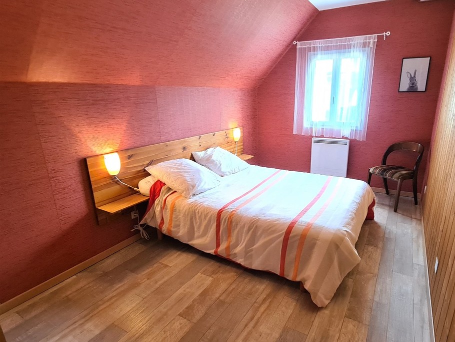 Grande chambre à l'étage lit 140x190