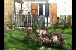 un grand terrain fleuri et ombragé à la belle saison