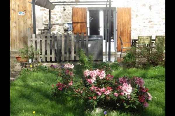 un grand terrain fleuri et ombragé à la belle saison