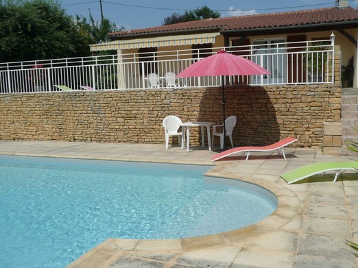 vue piscine et maison