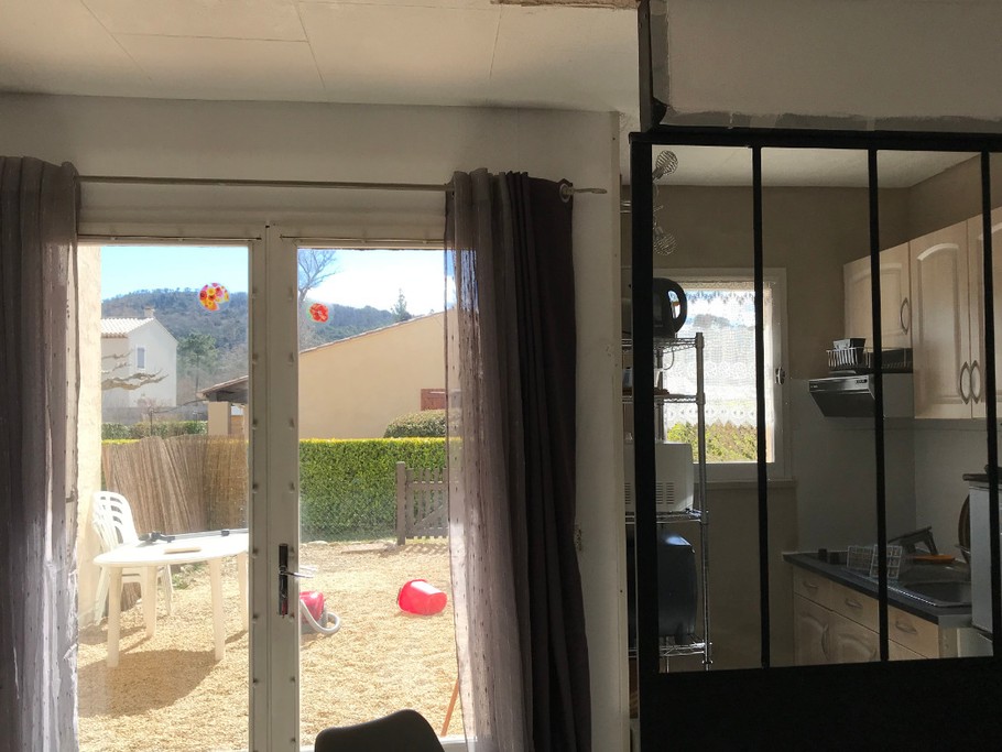 grand jardin avec transats ,table ,parasol ,entièrement cloturé