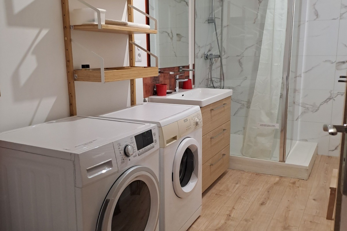 salle de douche, lave linge et sèche linge
