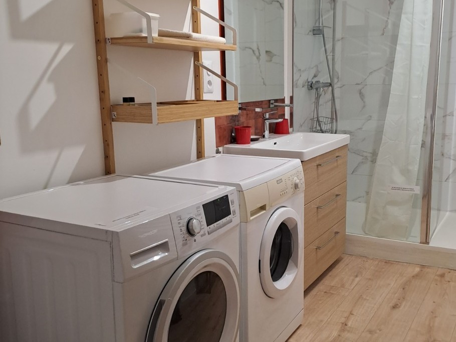 salle de douche, lave linge et sèche linge