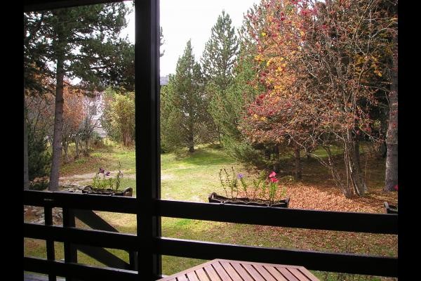 DEVANT LE CHALET EN AUTOMNE