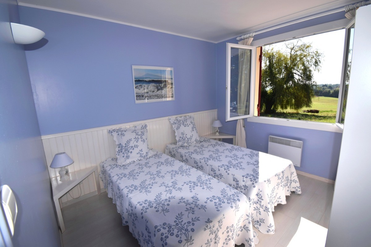 La chambre avec deux lits en 90 et vue sur la campagne