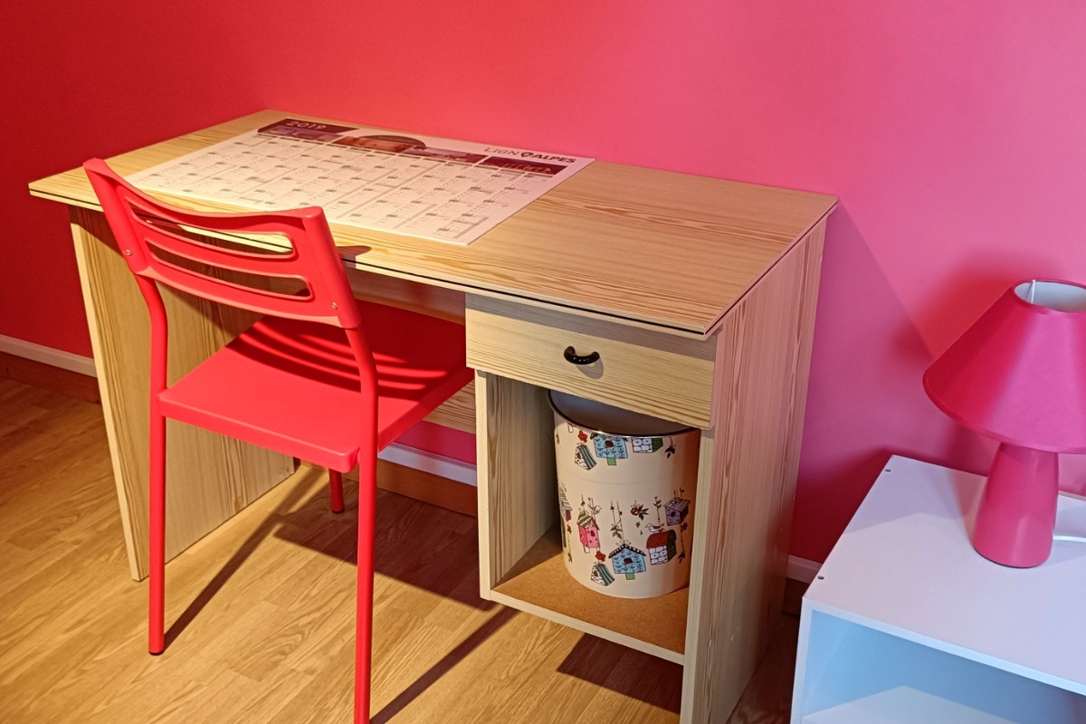 Gite de la poterie - Chambre la vie en rose avec bureau