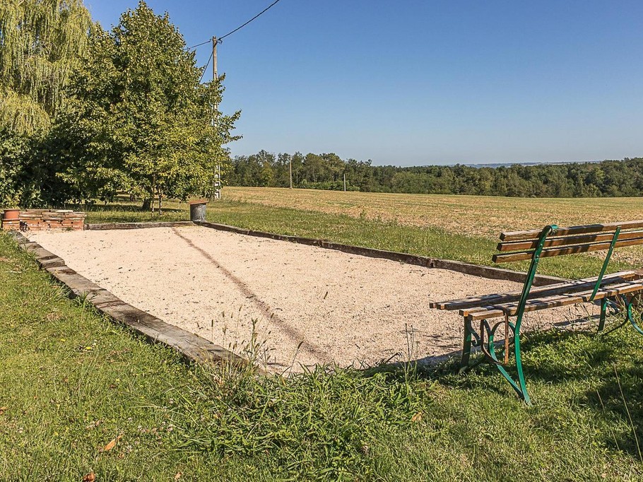 Boules court