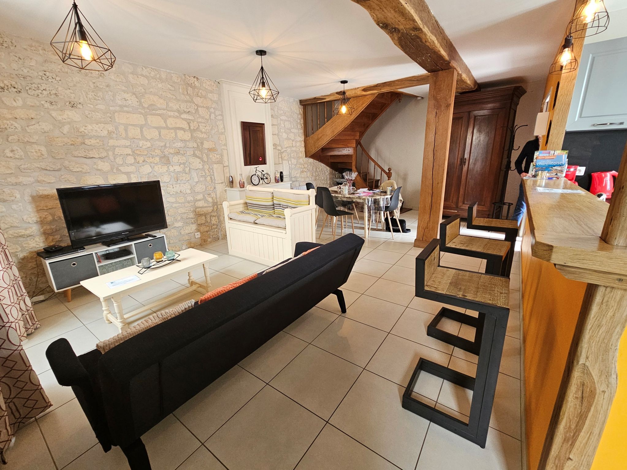 The 30 m² living room with fitted kitchen, lounge and dining area at Logis de La Passerelle in Port d'Envaux, Charente maritime.
