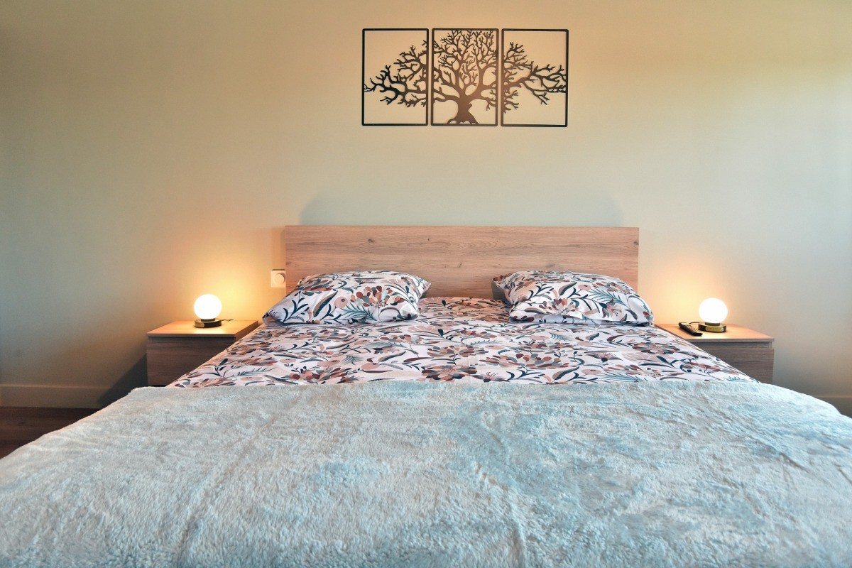 Chambre spacieuse de 16,5 m² avec lit grande dimension (160 x 200 cm), dressing. Lit bébé sur demande et chauffeuse pour 1 personne.