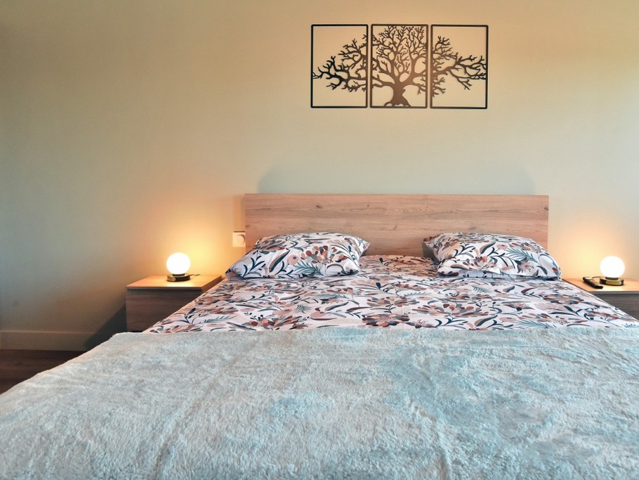 Chambre spacieuse de 16,5 m² avec lit grande dimension (160 x 200 cm), dressing. Lit bébé sur demande et chauffeuse pour 1 personne.