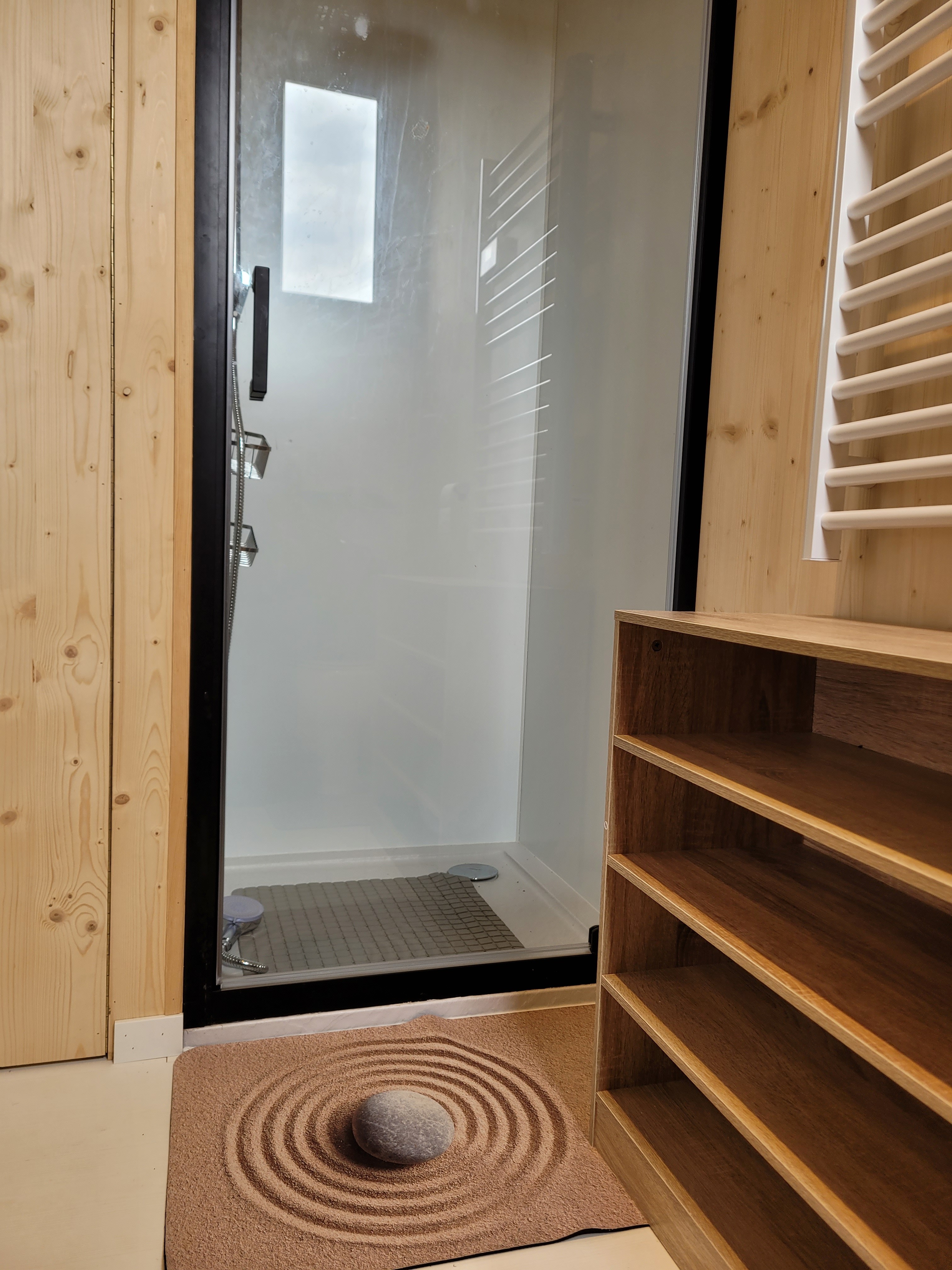 BARDES, rental Paimpol, shower room with washbasin and WC