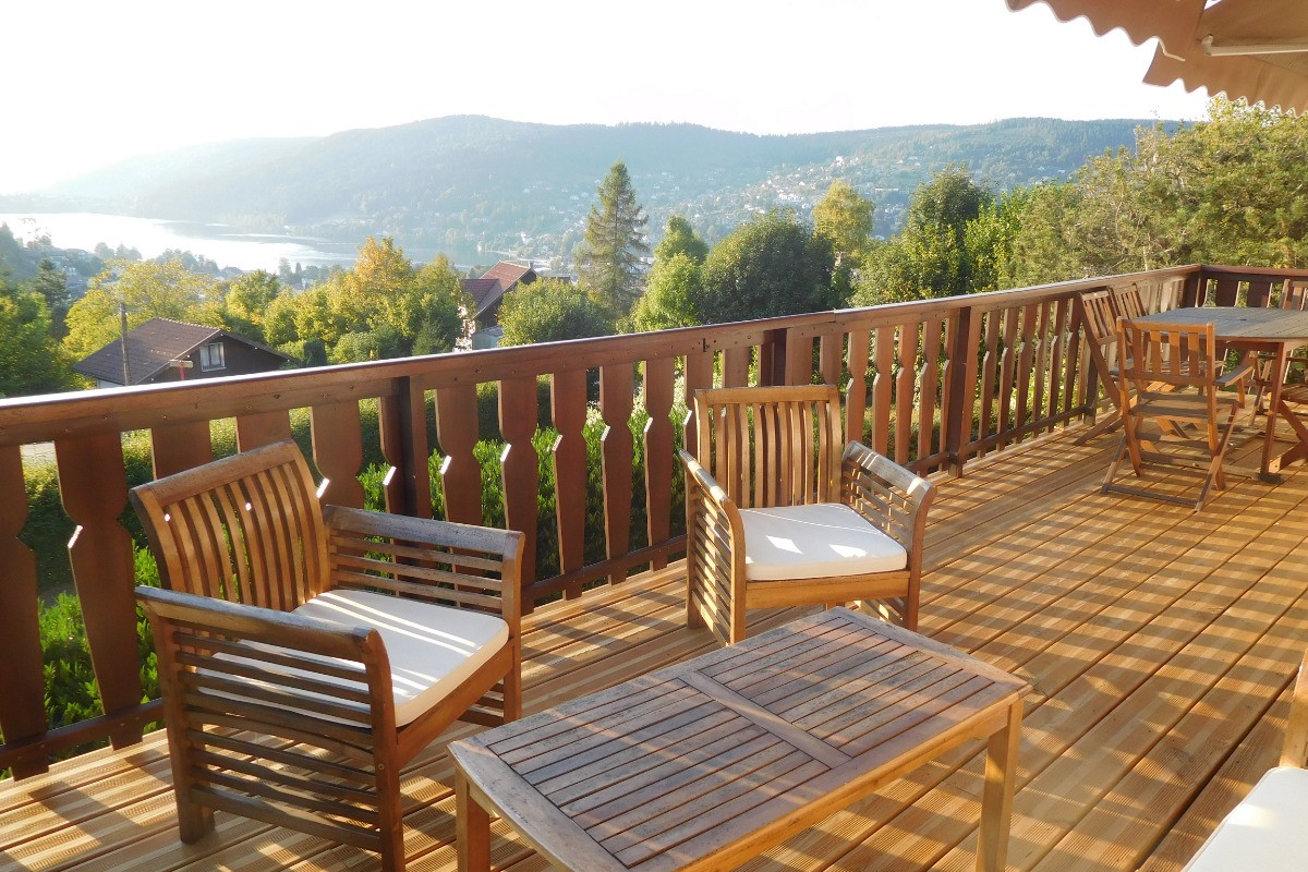 La terrasse et sa jolie vue sur le lac et les montagnes