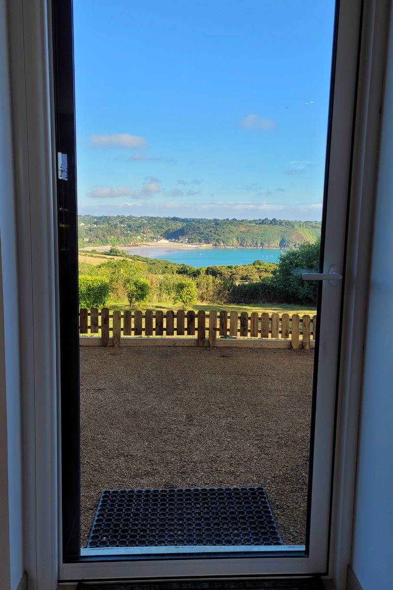 Le Moine, Location, Plouha, Point de la Tour, Clévacances, séjour salon cuisine au RDC, porte salon donnant sur la terrasse