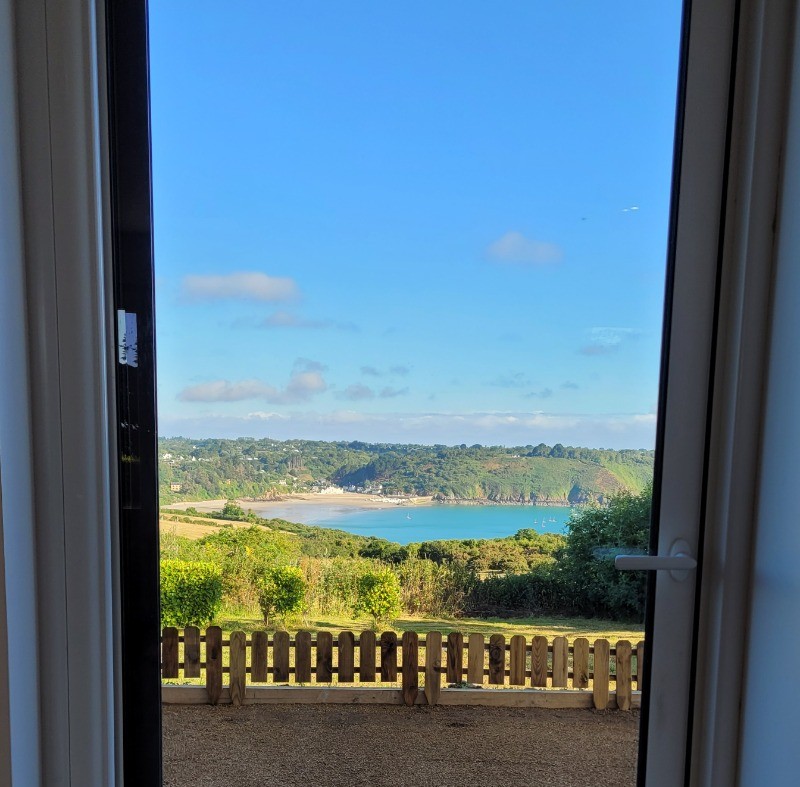 Le Moine, Location, Plouha, Point de la Tour, Clévacances, séjour salon cuisine au RDC, porte salon donnant sur la terrasse