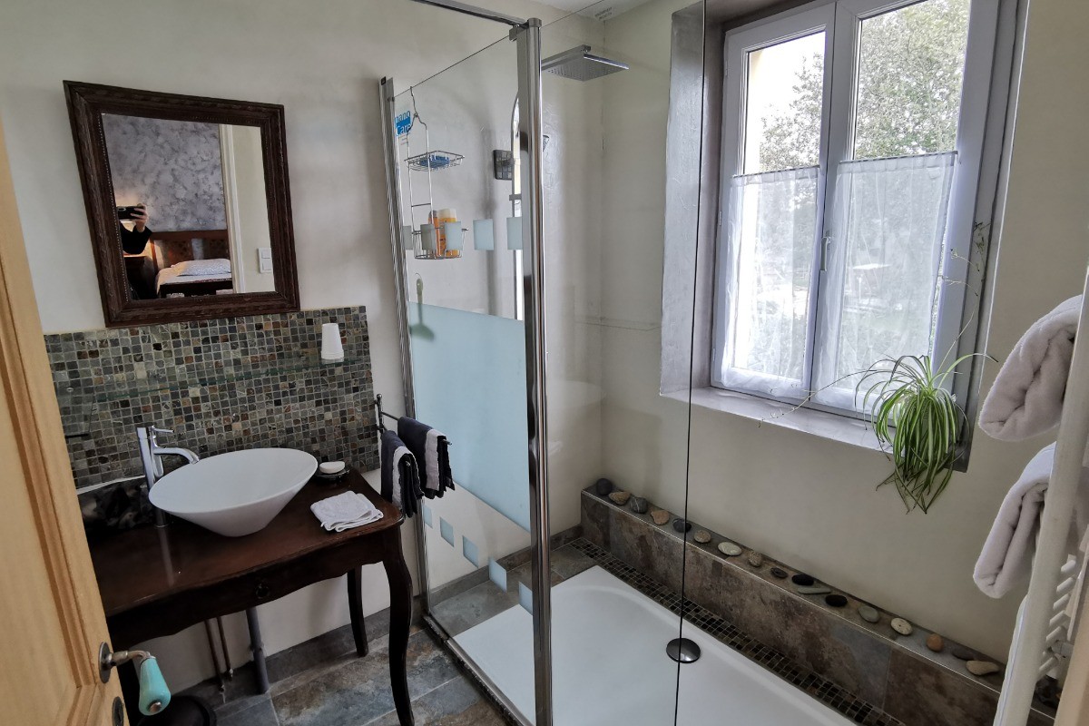 Salle d'eau avec douche à l'italienne communicante