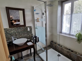 Salle d'eau avec douche à l'italienne communicante