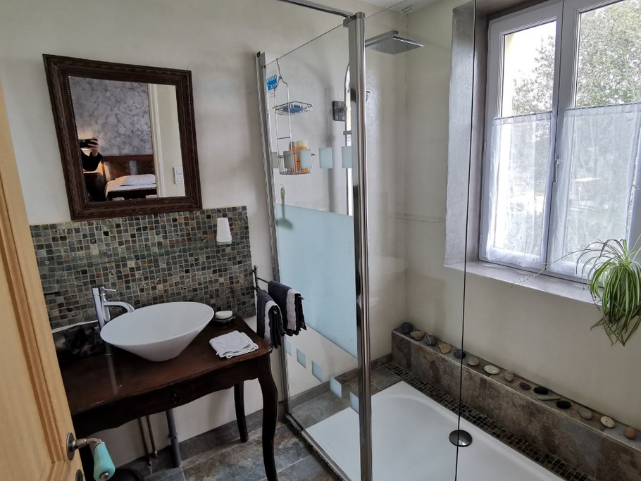 Salle d'eau avec douche à l'italienne communicante