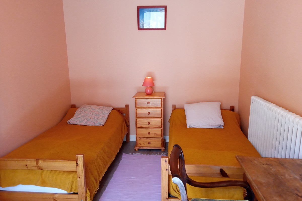 Chambre avec porte fenêtre sur balcon