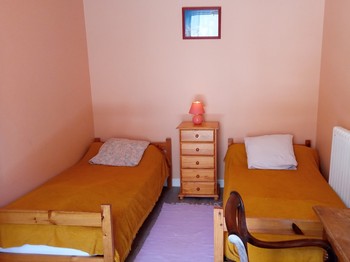 Chambre avec porte fenêtre sur balcon