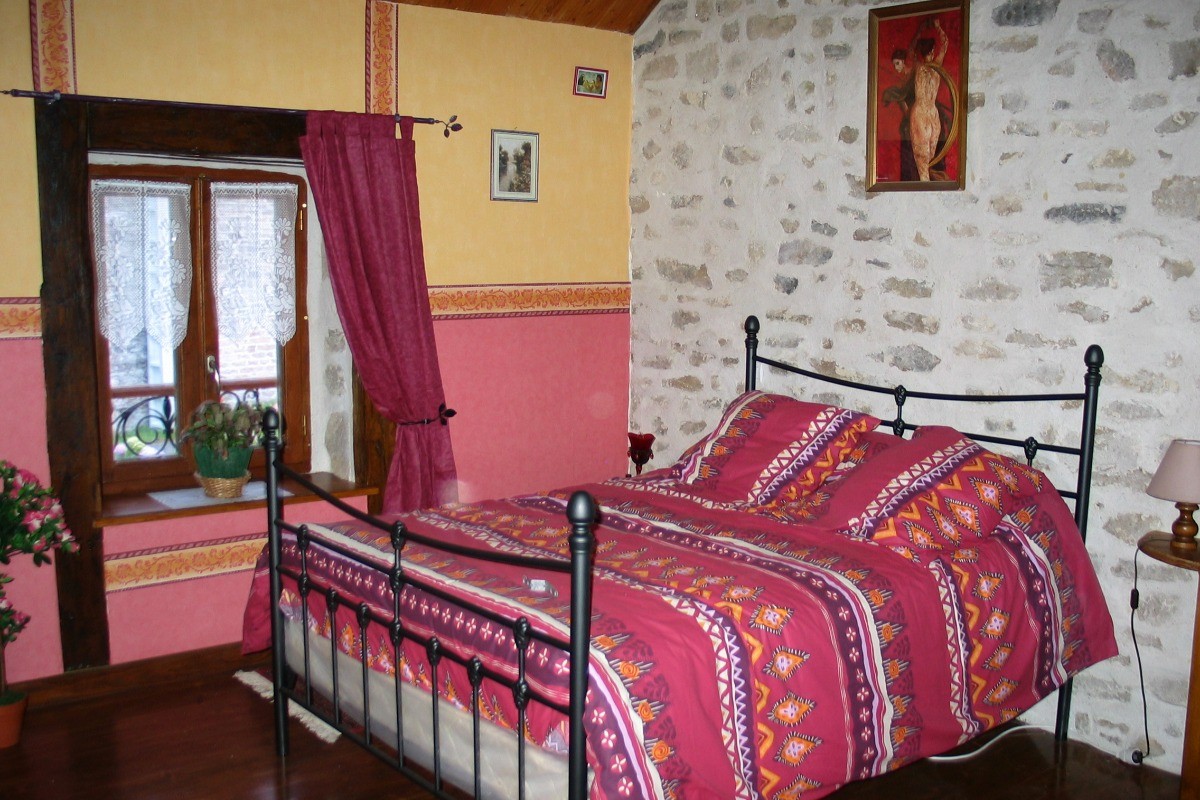 La chambre 1 et son lit de 140