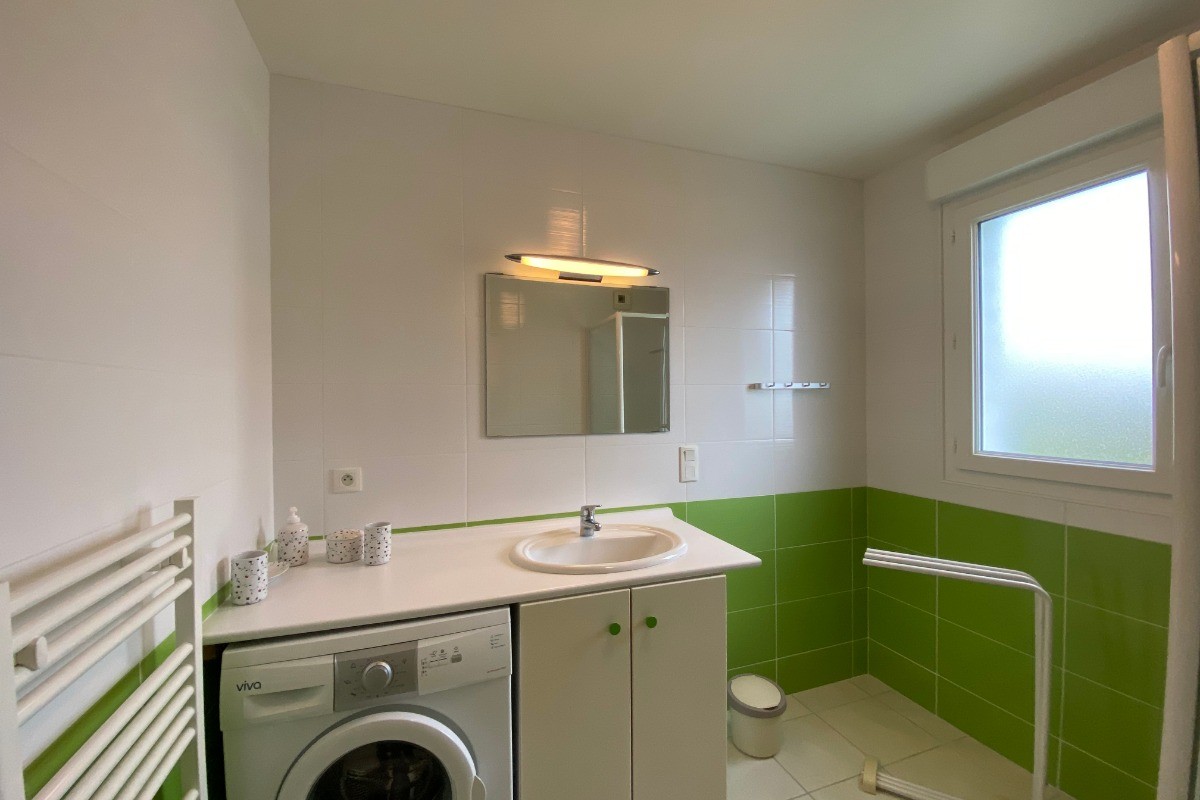 Salle d'eau avec Lave linge