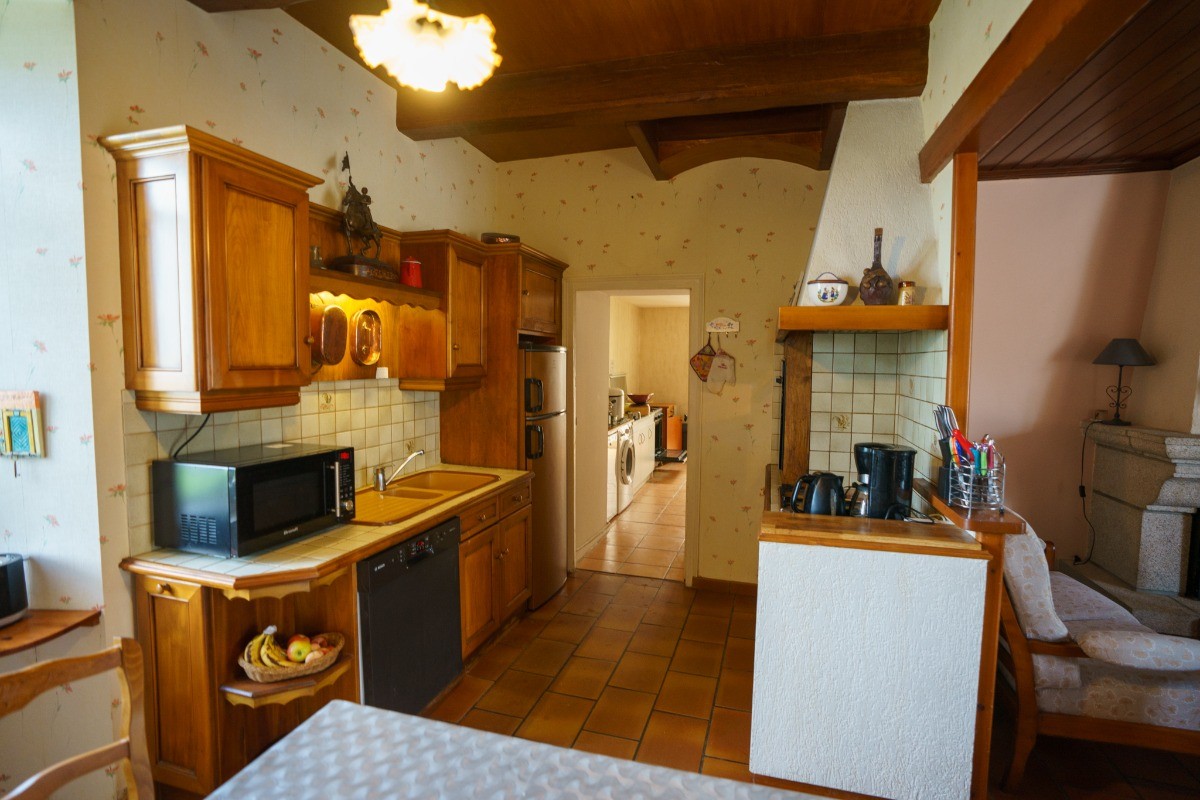 Grande pièce de vie avec séjour et cuisine équipée. Une arrière-cuisine dans le prolongement avec tout le nécessaire pour la préparation de repas pour 15 personnes.