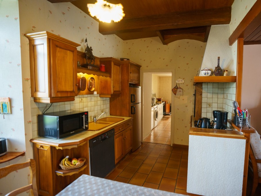 Grande pièce de vie avec séjour et cuisine équipée. Une arrière-cuisine dans le prolongement avec tout le nécessaire pour la préparation de repas pour 15 personnes.
